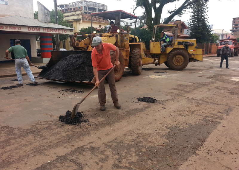 SECRETARIA DE OBRAS REALIZA OPERAÇÃO TAPA-BURACOS